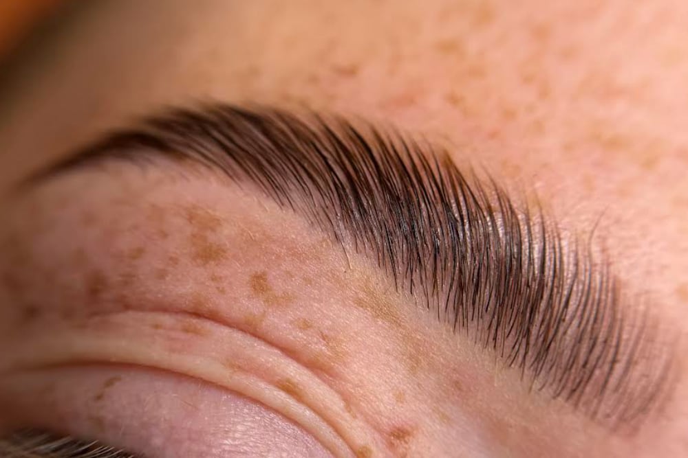 BROWLIFT, RESTRUCTURATION ET TEINTURE HYBRIDE