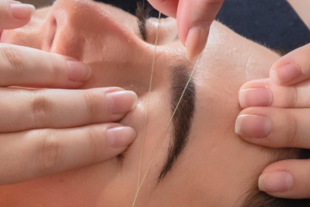 ÉPILATION AU FIL ET TEINTURE AU HENNÉ VÉGÉTAL